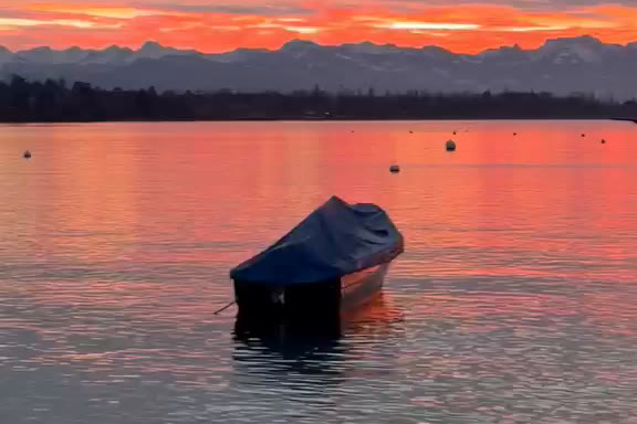 Bateau bâché au lever du soleil sur le Léman